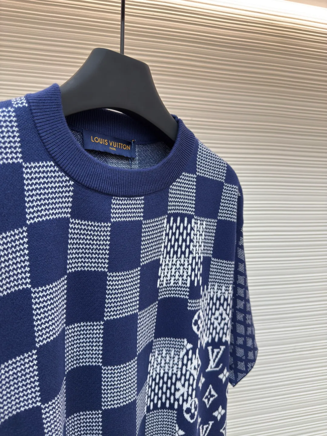 LOUIS VUITTON letter jacquard knitted short sleeves ●Authentic product: purchased and developed for 10899 ●Item number: 1680369-A90 ●Fabric: jacquard fabric ●Technology: knitted ●Version: fitted version ●Weight: about 350 grams ●Size: XS-S-M-L ●Description: With its unique design concept and exquisite craftsmanship, it perfectly combines fashion and comfort, becoming a trendy item for both men and women. The short sleeves are made of high-quality knitted fabric, which is soft and skin-friendly and has good breathability, keeping the skin dry and comfortable even in the hot summer. The unique letter jacquard elements are embellished on the body of the garment in an orderly manner, which not only adds a sense of visual hierarchy, but also highlights the wearer's personality and taste. The simple yet fashionable design not only conforms to the masculinity of men, but also shows the soft lines of women. It can be easily controlled whether it is for leisure travel or daily wear, showing a unique fashion charm. In addition, the short-sleeved design cleverly lengthens the body proportions, making people look taller and more stylish. The overall wiring is straight and delicate, the fabric is comfortable and soft, and the color is consistent without color difference. It can be matched with the same style to create a fashionable look and control various occasions. Customized accessories, complete with three standards, same style for men and women!
